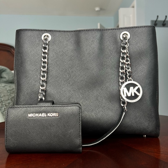 Michael Kors Susannah Large Tote and Jet Set Billfold Wallet, Saffiano Leather - Picture 1 of 8
